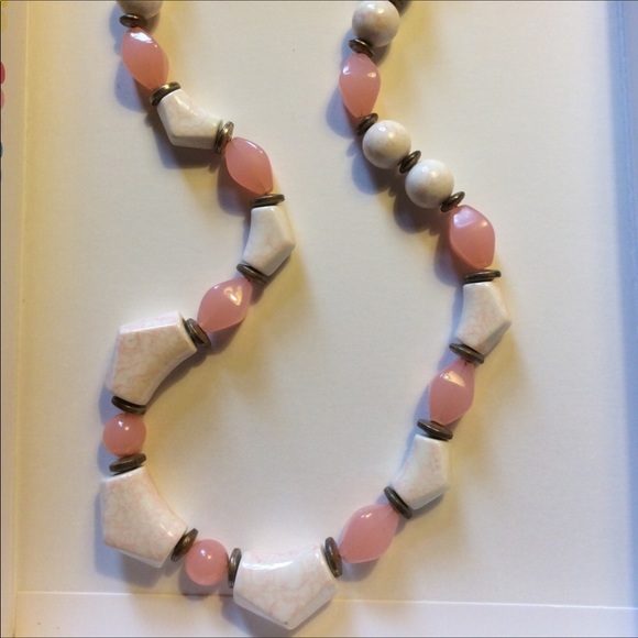 Vintage Jewelry - Pastel 80โs Vibes Necklace Pink White chunky Vintage Jewelry - Pastel 80โs Vibes Necklace Pink White chunky